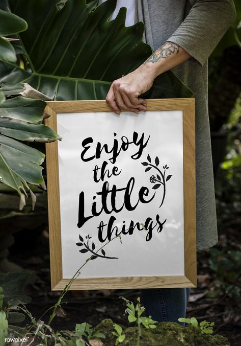 Closeup of woman's hand holding a Picture Frame with a quote on it | premium image by rawpixel.com Lower Hip Tattoos, Mockup Ideas, Picture Frame Quotes, Photo Frame Images, Mom Quotes From Daughter, Art Photoshoot, Feather Drawing, Doodle Quotes, Paper Birds