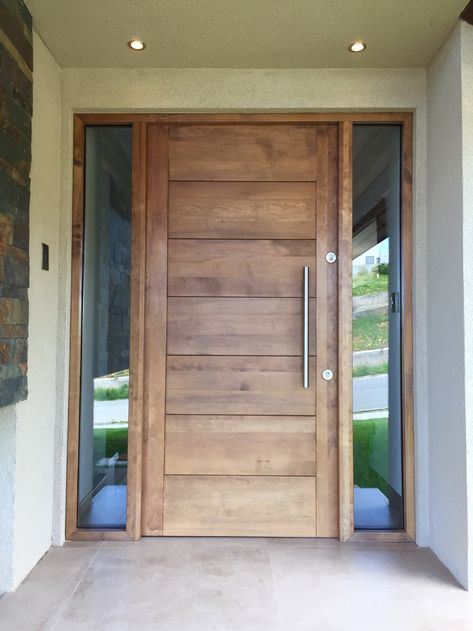 Puerta de acceso en lenga de tierra del fuego rocamadera spa puertas de entrada madera maciza | homify Entrance Wood Door, Wooden Door Entrance, Exterior Door Designs, Modern Entrance Door, Modern Exterior Doors, Main Entrance Door Design, Front Door Design Wood, Wooden Front Door Design, Home Door Design