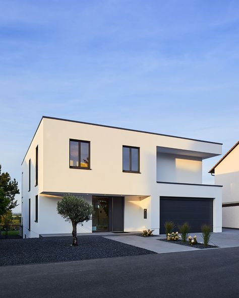 Efh in bornheim | homify House Design Exterior, التصميم الخارجي للمنزل, Casa Exterior, House Outside Design, Home Building Design, House Goals, Modern Exterior, Modern House Exterior, House Inspo