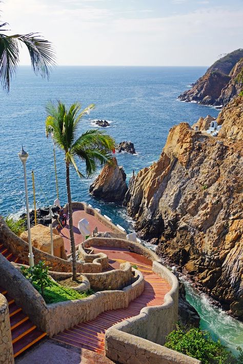 La Quebrada escaleras, Acapulco, Mexico Stunning Scenery, Colorful Life, Mexico Travel, Amazing Places, Places Around The World, Vacation Destinations, Travel Bucket, Wonderful Places, Dream Vacations