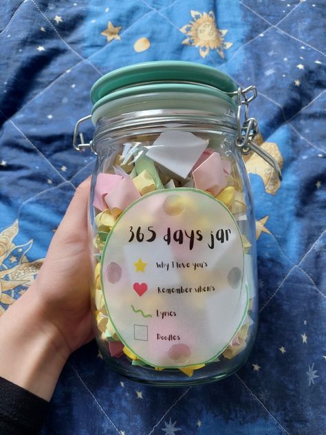 A glass jar filled with 365 notes as a gift to a boyfriend's birthday. There are 4 categories: why I love you's which are folded as origami stars, remember when's which are in a shape of heart, lyrics and doodles. Remember When Jar Ideas, 365 Quotes Jar Ideas, Quotes For 365 Day Jar, Jar Of 365 Notes Gift Ideas, Jar 365 Days Ideas, Jar With Love Notes, 365 Jar Ideas Note Friends, 365 Days Gift Ideas, Jar Quotes Diy Gift Ideas