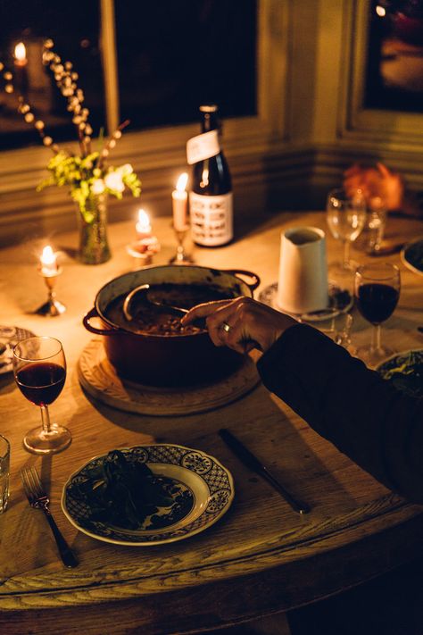 Cosy Cooking Aesthetic, Nora Ephron Dinner Party, Cozy Dinner Aesthetic, Cozy Cooking Aesthetic, Candlelit Dinner Aesthetic, Fall Dinner Aesthetic, Cooking In Kitchen Aesthetic, Cooking Dinner Aesthetic, Candlelight Dinner At Home