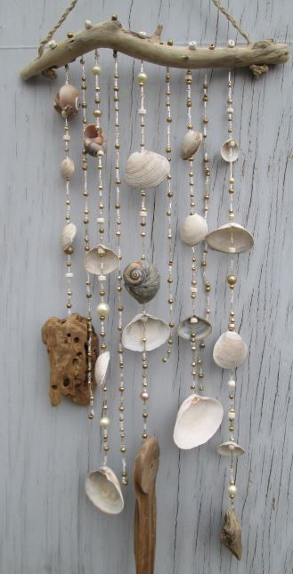 20x Leuke activiteiten met zand en knutselen met strandvondsten Driftwood Projects, Carillons Diy, Driftwood Mobile, Diy Wind Chimes, Shell Crafts Diy, Driftwood Decor, Diy Upcycling, Driftwood Crafts, Drift Wood