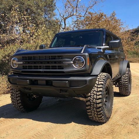 New 2021 Ford bronco with a set of Mud tires and factory fender flares. #ford #bronco #offroad Ford Bronco Raptor, New Ford Bronco, Bronco Lifted, Bronco Badlands, Ford Bronco Lifted, Ford Bronco Concept, Ford Bronco 4 Door, Bronco Ford, Old Ford Bronco