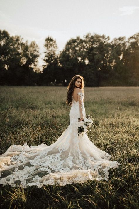 Bridal Pictures, Bridal Portraits Outdoor, Bridal Portrait Poses, Wedding Portrait Poses, Bridal Photography Poses, Bride Photoshoot, Wedding Picture Poses, Bridal Poses, Wedding Photography Styles