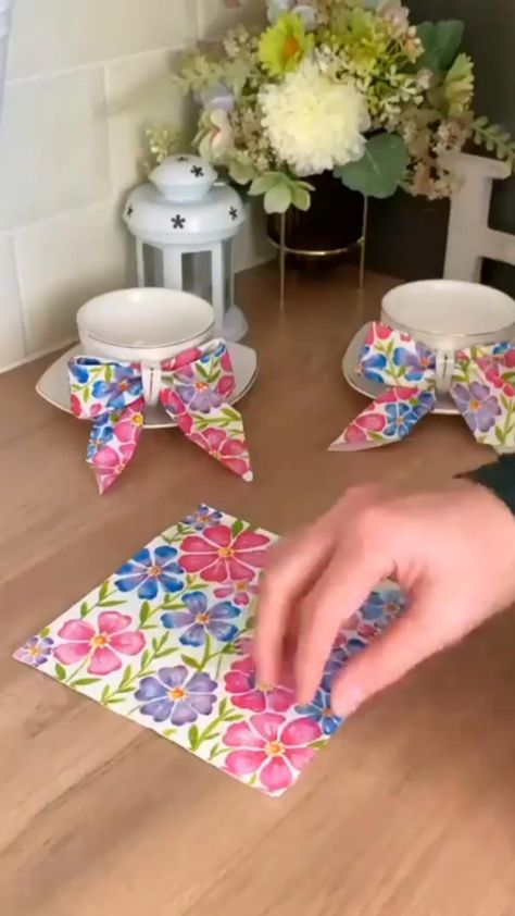 How To Tie Cloth Napkins, Table Pole Decorations, Paper Serviettes Folding Ideas, Fold Serviettes Paper, Decorating Rod For Table, Small Napkin Folding Ideas, Napkin In Glass Ideas, How To Fold Serviettes, Serviettes Folding Ideas