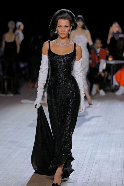 Current Runway Fashion, Black And White Runway Dress, 2023 Milan Fashion Week, Bella Hadid Catwalk, Model Outfits Runway, Bella Hadid Runway, Runway Fashion Vintage, Moda Aesthetic, Mode Kawaii