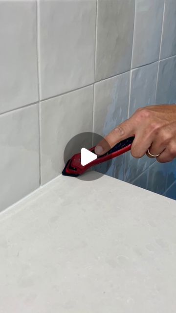 How To Caulk A Bathtub, Diy Home Repair Bathroom, Caulking Hacks With Spoon, Caulking Tips Bathroom, Carpentry Hacks, Bathtub Caulking, Diy Home Improvement Hacks, Refresh Home, Caulking Tips