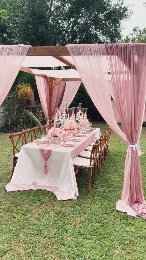 Simple Party Decorations Outdoor, Backyard Party Birthday, Birthday Decor Backyard, Backyard Brunch Set Up, Pavilion Bridal Shower Ideas, Pink Outdoor Wedding Decor, Bridal Shower Outside Ideas, Party Set Up Ideas Outdoor, Diy Backyard Dinner Party Ideas