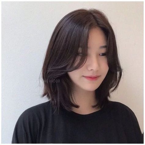 10 Model Potongan Rambut Pendek Wanita ala Artis Korea yang Kece Abis 5 Shortish Hair, Fesyen Rambut, Korean Short Hair, Asian Short Hair, Short Hair Syles, Haircuts For Medium Hair, Shot Hair Styles, Haircuts Straight Hair, 짧은 머리