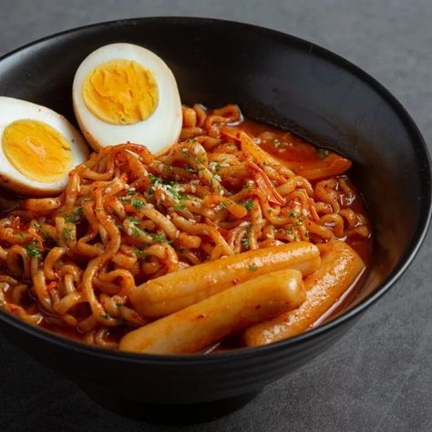 Essen, Buldak Samyang Noodles, Homemade Buldak Ramen, Spicy Noodles Buldak, Buldak Ramen Noodle Recipes, Buldak Noodles Aesthetic, Pink Buldak Ramen, Buldok Ramen Recipe, Spicy Ramen Aesthetic