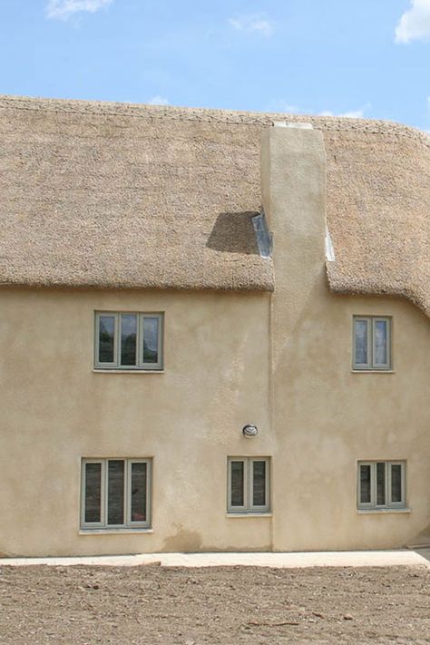 Find out how to apply a three coat lime render, including preparation, choosing a mortar, scoring or scratching & guidance on how to avoid issues. Lime Render Interior, Lime Render House, Lime Render Exterior, Extension Exterior, Lime Render, Engineering Bricks, Rendered Houses, Cement Render, Self Build Houses