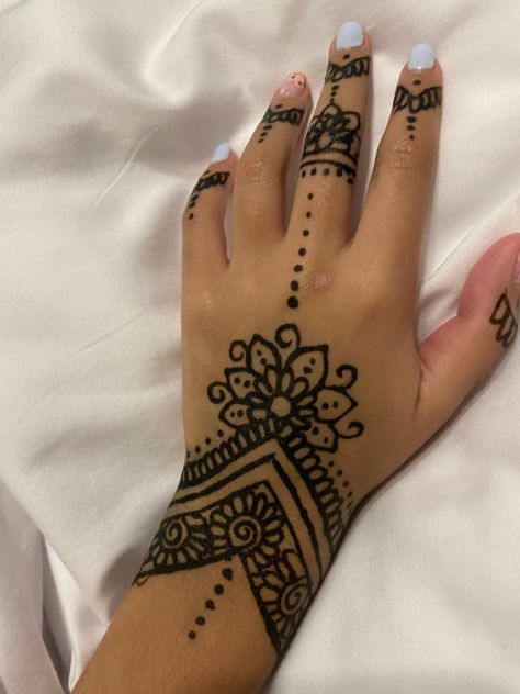 Traditional Henna Designs, Tattoo Designs Henna, Small Henna Tattoos, Henna Tattoo Design, Small Henna Designs, Henna Flower Designs, Henne Tattoo, Simple Henna Designs, Cute Henna Designs