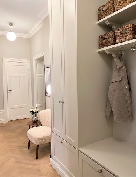 Hall - 34 kvadrat - Metro Mode Mudroom Cabinets, Interior Design Scandinavian, Hallway Inspiration, Mud Room Storage, Hallway Design, Interiors Dream, Hus Inspiration, Apartment Inspiration, Living Room Inspo