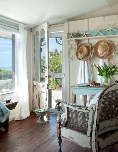 Shabby Chic Beach Decor: http://beachblissliving.com/susie-holts-shabby-chic-beach-cottage-in-florida/ Shabby Chic Décor, Ikea, Vintage Shabby Chic, Shabby Chic Decorating, Home Décor, Shabby Chic Living Room, Chic Home Decor, Shabby Chic Homes, Chic Living Room