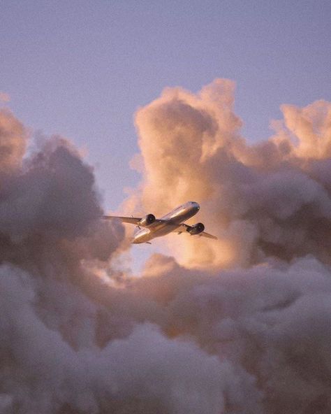 Somewhere Magazine on Instagram: “@kefan404 . . . #notfilm #35mm #120film #film #filmisalive #filmwave #35mmbook #filmalliance #madewithkodak #analogphotography #exposure…” Plane Pics, Airplane Wallpaper, Clouds In The Sky, Airplane Photography, Tapeta Pro Iphone, الرسومات اللطيفة, Sky Aesthetic, Scenery Wallpaper, The Clouds