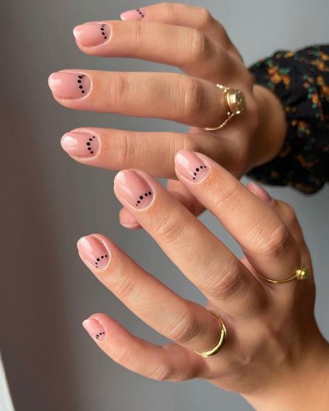 Boho Nails, Minimal Nails Art, Cute Short Nails, Lines On Nails, Minimal Nails, Dots Nails, Cute Gel Nails, Nagel Inspo, 짧은 머리