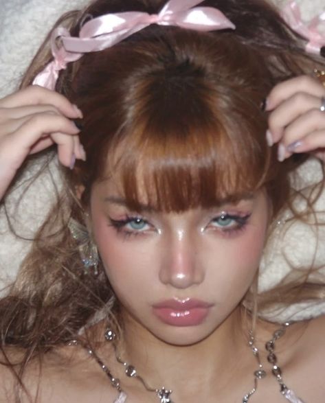 Softgirl Makeup Looks, Soft Vintage Makeup Looks, Devine Feminine Makeup, Pretty Doll Aesthetic, Douyin Makeup Peach, Pink Doll Makeup Look, Minimal Fairy Makeup, Pink Ethereal Makeup, Soft Pink Prom Makeup