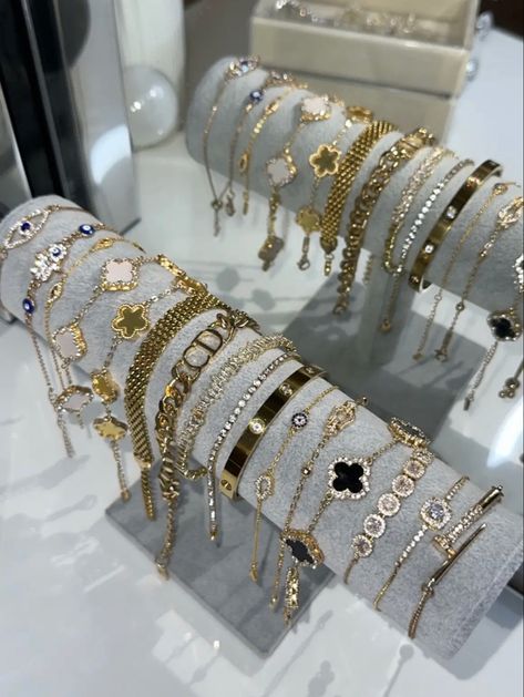 Clothes Video, Expensive Jewelry Luxury, Elegant Birthday, Wrist Jewelry, Luxe Jewelry, Jewelry Accessories Ideas, Jewelry Lookbook, Girly Accessories, Jewelry Essentials