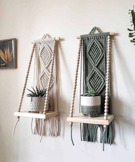 Come Intrecciare, Simpul Makrame, Pola Macrame, Ornaments Crochet, Macrame Shelf, Macrame Plant Hanger Tutorial, Macrame Plant Hanger Patterns, Macrame Knots Pattern, Diy Macrame Plant Hanger