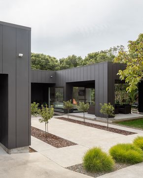 Modern House Black Exterior, Modern Exterior Cladding Ideas, Modern House Cladding, James Hardy Cladding, Modern Cladding Exterior, Exterior House Cladding, House Cladding Ideas, House Cladding Exterior, Exterior Cladding Ideas