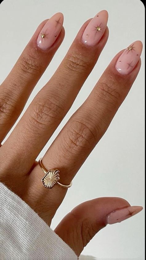 Vacation Nails Neutral, Short Nail Designs Minimal Natural, Senior Picture Nails, Almond Nails Chrome, Summer Wedding Nails, Nail Art Pearls, Chrome Star, Future Nails, Engagement Nails