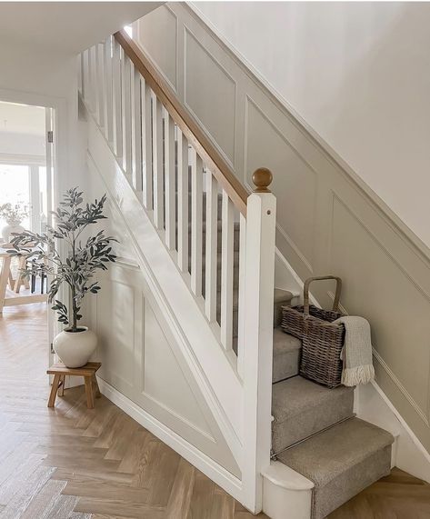 The Best Farrow and Ball Hallway Ideas 10 Aesthetic Hallway, Farrow And Ball Hallway, Stairs And Hallway Ideas, Stair Paneling, Entrance Hall Decor, Hal Decor, Styl Hampton, Hallway Colours, Stairs Design Interior