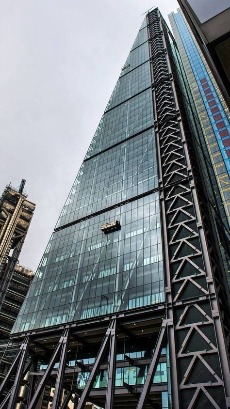 The edifice is London’s latest 224.5m height, has turned out to be one of the world’s best skyscrapers — the only thing is, it’s in the wrong place... Structural Expressionism, Leadenhall Building, Tech Architecture, Expressionism Architecture, Scifi Building, Structure Building, Steel Architecture, Steel Structure Buildings, Architectural Engineering