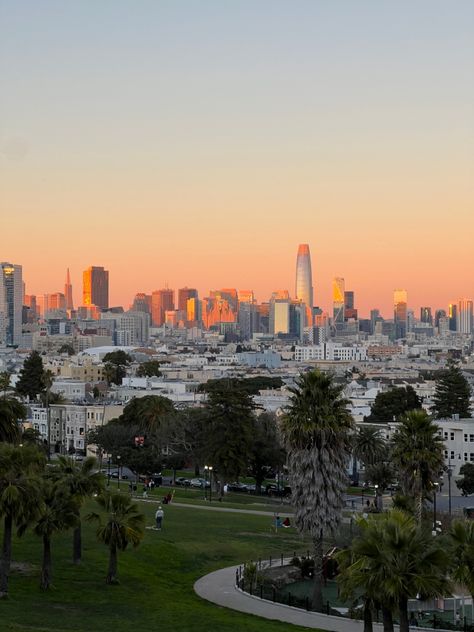 san francisco, dolores park, sunset, skyline, city sunset Los Angeles, Dolores Park San Francisco, San Francisco Park, Pacific Heights San Francisco, San Fransisco Girl Aesthetic, Sanfransico California, Sam Francisco, San Francisco Aesthetic, San Francisco Sunset