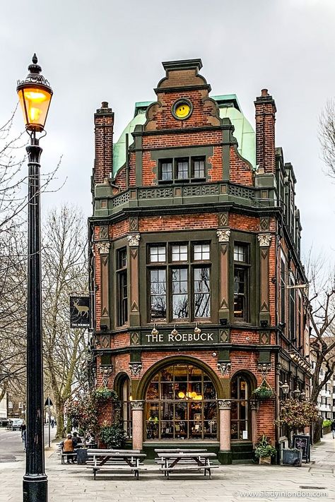 Pubs In London, Architecture Cool, Fotografi Kota, Best Pubs, London Pubs, On The Corner, Architecture Old, Urban Sketching, England Travel