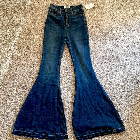 Free People Bell Bottom Jeans, Size 26. Brand New With Tags. Super Stretchy, High Waisted. High Waist Bell Bottom Pants, Free People Bell Bottom Jeans, Black Women Business Attire, Black Women Business, Women Business Attire, Fall Festival Outfit, Outfit Shein, Fit Board, Skirt Outfits Summer