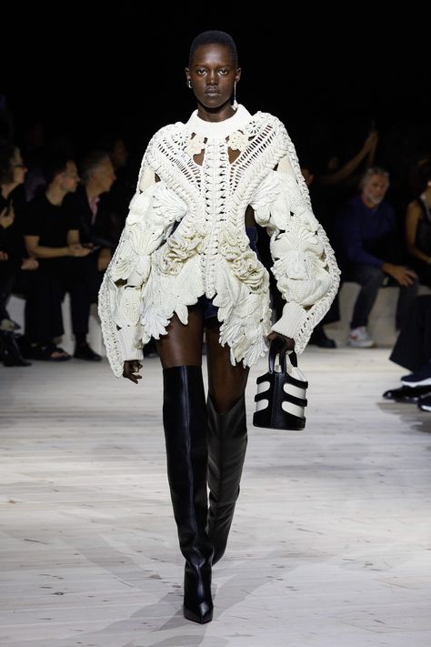 Sarah Burton, Alexander Mcqueen Fashion Show, Alexander Mcqueen Ready To Wear, Paris Fashion Week Runway, Alexander Mcqueen Fashion, Mcqueen Fashion, Moda Paris, Ysl Bag, Fashion Week Runway