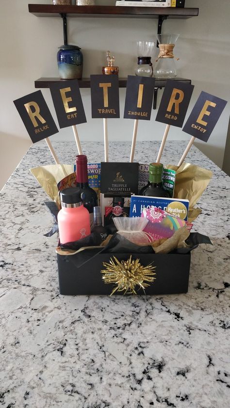 Diy, Gift Ideas, Gift Baskets, Natal, Holiday Gifts, Work Retirement Party Ideas, Creative Gifts, Themed Gift Baskets, Retirement Parties