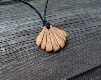 Art Sculpture En Bois, Wood Necklace Pendant, Wooden Pendants, Wood Jewelry Diy, Wooden Jewelery, Wood Jewelery, Seashell Pendants, Dremel Wood Carving, Wooden Bear