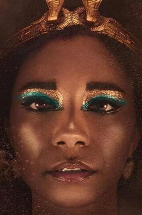 Cleopatra Real Face, Cleopatra Makeup Ideas, Cleopatra Eye Makeup, Black Cleopatra, Cleopatra Aesthetic, Cleopatra Black, Roman Party, Cleopatra Tattoo, Cleopatra Makeup