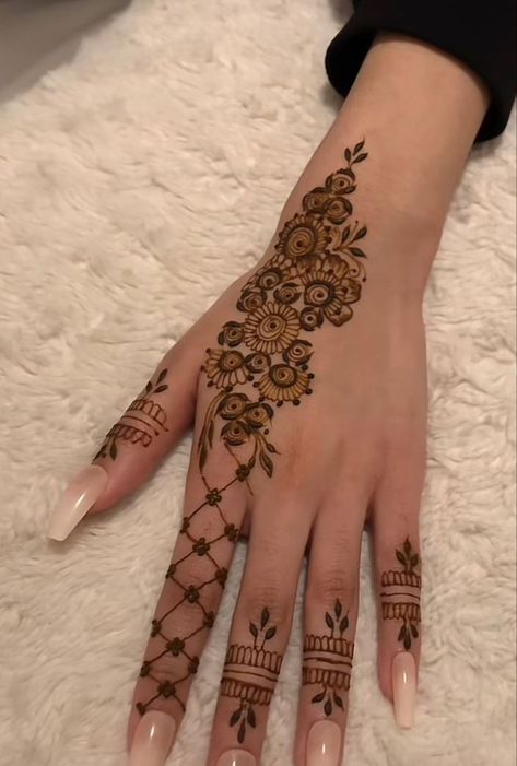 Sleek Mehendi Designs, Henna Designs Eid Beautiful, Small Hands Mehndi Design, Simple Square Mehndi Designs, Super Simple Mehndi Designs, One Line Henna Design, Pretty Henna Designs Flowers, Simple Mendhi Design Back Hand, Mehndi Designs Bale