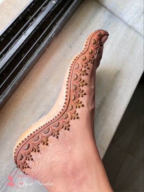 Mehndi Tattoo For Leg, Easy Mehendi Designs For Leg, Mehandi On Leg, Simple Mehndi Design For Leg, Mehendi For Feet Simple, Anklet Mehndi Designs, Leg Henna Designs Bridal, Simple Leg Design, Mehendi Leg Design Simple