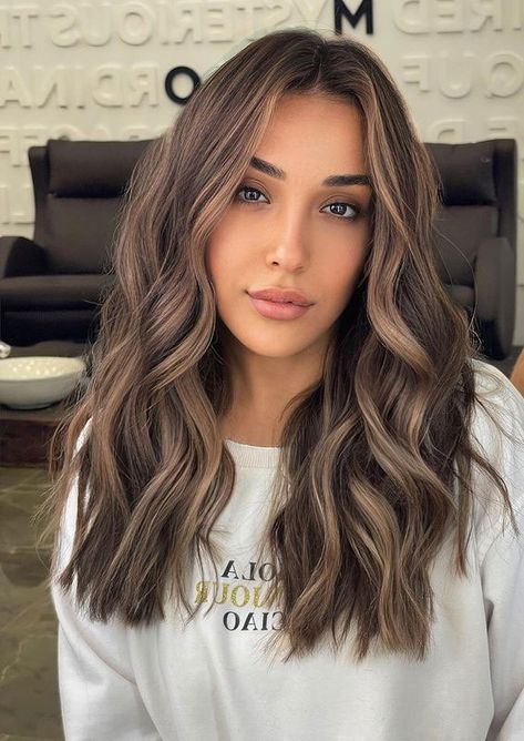 Rambut Brunette, Kadeřnické Trendy, Brown Hair Looks, Brown Hair Inspo, Fesyen Rambut, Brunette Hair With Highlights, Spring Hair Color, Brunette Balayage Hair, Brown Hair Balayage