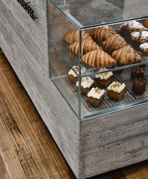 Bakery Shop Interior, Cafe Display, Modern Coffee Shop, Pastry Display, Bakery Interior, Bakery Design Interior, Barista Coffee, Coffee Shop Interior Design, Design Café