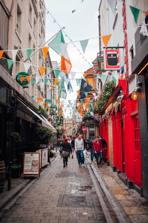 5 Most Instagrammable Spots in Dublin, Ireland | bygabriella.co Dublin Ireland Picture Ideas, Dublin Ireland Photography, Ireland Pubs, Ireland Honeymoon, Ireland Aesthetic, Backpacking Ireland, Ireland Fashion, Ireland Pictures, Travel Honeymoon