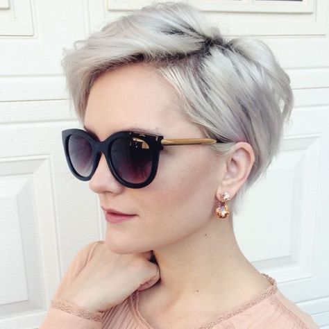 20 cortes de cabello corto para mujeres de 50 años (o más) | ActitudFem Hairstyles With Glasses, Short Hair Pixie Cuts, Gray Hair Cuts, Cool Short Hairstyles, Bob Hairstyles For Fine Hair, Modern Hairstyles, Short Hair Styles Pixie, Stylish Hair, Short Bob Hairstyles