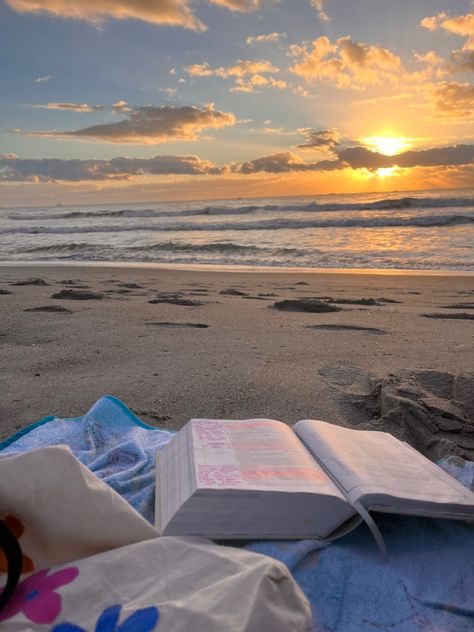 beach picnic bible study with sunrise Inspiration, Summer, Resim, Fotos, Fotografie, Fotografia, Sunrise, Sunset, Summer Aesthetic