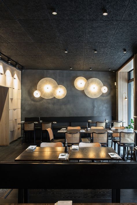 Wood Paneling Restaurant, Black Ceiling Restaurant Interiors, Dark Theme Restaurant Interior, Black Ceiling Cafe, Minimal Restaurant Interior, Dark Green Restaurant Interior, Black Ceiling Restaurant, Low Ceiling Cafe, Low Ceiling Restaurant