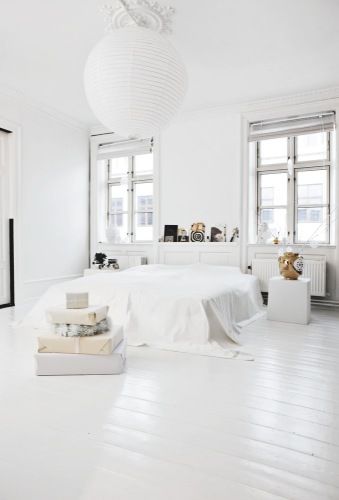 Design Ložnic, Minimalist Dekor, All White Bedroom, White Bedroom Design, Low Sofa, White Floor, White Interior Design, White Floors, White Living