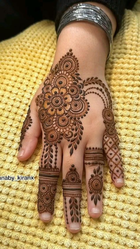 Easy Simple Back Hand Mehndi Designs, Simple Mehndi Designs Front Hand Full, Bridal Mehndi Hands, Simple Mehndi Designs Easy Back, Simple Mehndi Designs Front Hand Easy, Full Hand Mehndi Designs Simple, Mehndi Outfit For Bride, Henna Flowers Designs, Brides Mehndi