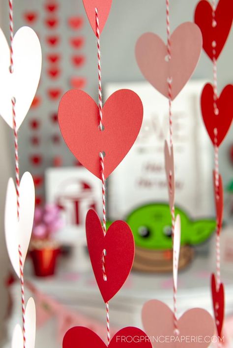 Valentines Crafts Decorations, Valentines Day Decorations Diy Kids, Heart Paper Garland, Valentine Room Ideas, Valentine's Decor Diy, Valentines Classroom Decorations Diy, Homemade Valentines Day Decorations, Simple Valentines Decorations, Paper Heart Ideas