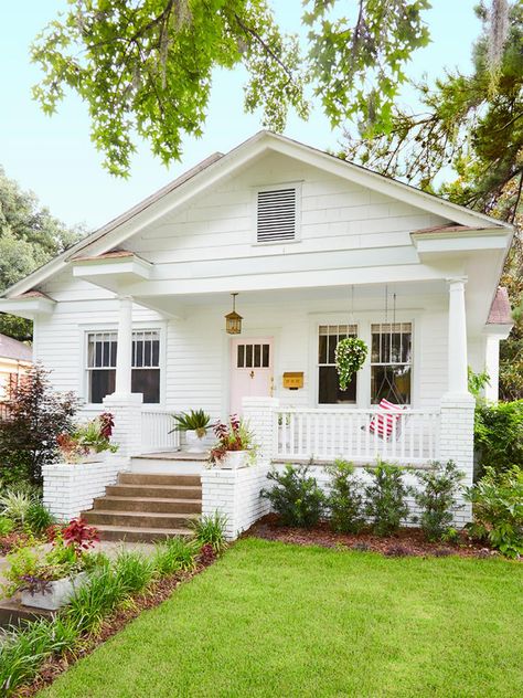 Savannah, Georgia Curb Appeal For Every Style - HGTV.com | HGTV Entry Garden Ideas, Moore House, تصميم داخلي فاخر, Casa Country, Wooden Porch, Desain Lanskap, Style Cottage, Painted Front Doors, White Planters