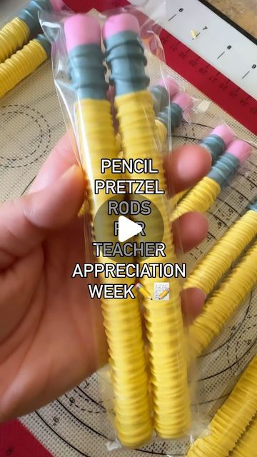 Sweets R Poppin’ | Angelica on Instagram: "Starting on the Teacher Appreciation treats with Pencil Pretzel Rods!✏️📝

I used @stoverandcompany Sweet Shoppe Ultra White and colored it with @colour.mill Yellow and Lemon and Hot Pink for the chocolate coating.

Then I used @poppypaints in Black and White and mixed the two to get the gray!

#teacherappreciation #teachergifts #chocolatedipped #chocolate #chocolatecovered #chocolovers #chocolatecoveredpretzels #pretzels #chocolatepretzels #smallbusiness #spotsylvania #spotsylvaniava #fredericksburgva #sweetsrpoppin #treatmaker #dippedtreats #supportsmallbusiness #virginia #treats #gifts #tutorial #tutorials #backtoschool #teacherappreciationgift #teacherappreciationweek #teacherappreciationgifts #teachersappreciationtreats #teachergift #pretzelr Pencil Chocolate Covered Pretzels, Candy Coated Pretzel Rods, Back To School Pretzel Rods, Teacher Pretzel Rods, Teacher Dessert Ideas, Pencil Treat Bags, Back To School Sweets, Chocolate Dipped Pretzels Rods, How To Make Pretzel Rods Dipped