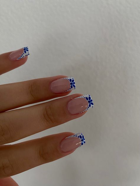 Gel X Nails Oval Short, Gel X Nail Designs Short Square, Classe Azul Nails, Nails For Chunky Fingers, Cool Square Nails, Nail Inspo French Tip Square, Difference Between Gel And Acrylic Nails, Neon Multicolor Nails, Coquette Nails Square