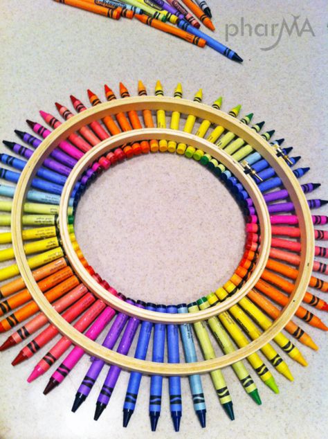 Crayon wreath Crayon Art, Crayon Wreath, School Wreaths, Teacher Wreaths, Diy Crayons, Crayon Crafts, Clothes Pin Wreath, Teacher Craft, Teachers Diy